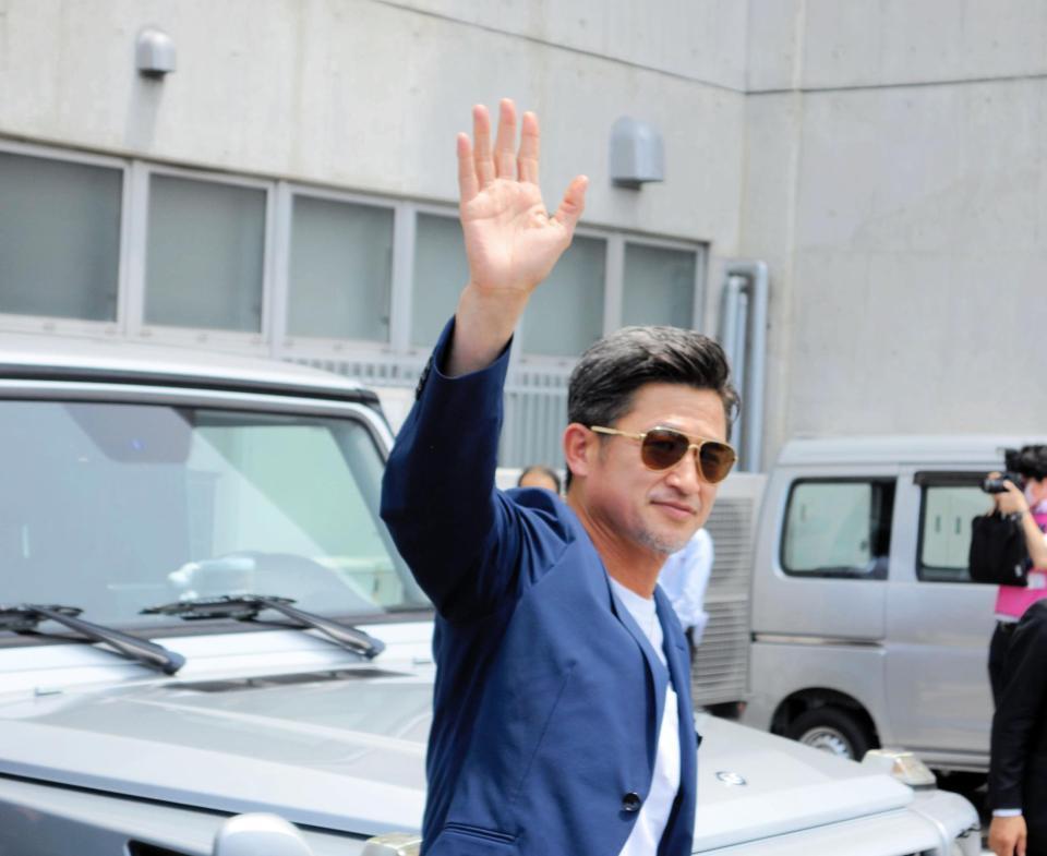 　公式戦６戦連続のメンバー外となったが、チームの応援に駆けつけ、ファンに応える鈴鹿ＦＷカズ