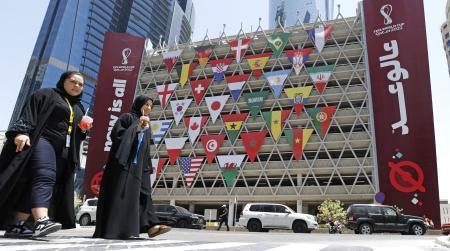 　カタール・ドーハの街中に飾られたサッカーＷ杯出場国がデザインされた旗＝１６日（共同）