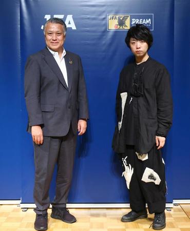 　会見する日本サッカー協会の田嶋会長（左）と筑波大学の落合陽一氏（Ｃ）ＪＦＡ