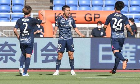 　前半、先制ゴールを決め雄たけびをあげる横浜Ｍ・西村拓真（撮影・金田祐二）