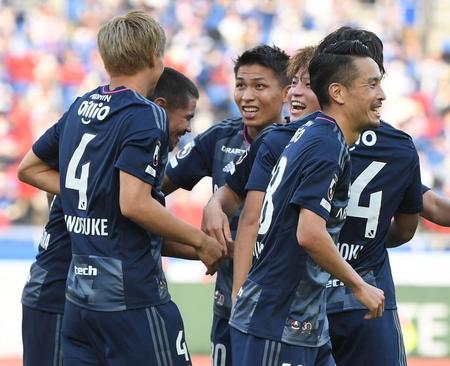 　後半、ゴールを決めイレブンと喜ぶ横浜Ｍ・レオセアラ（左から２人目）＝撮影・金田祐二