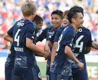 　後半、ゴールを決めイレブンと喜ぶ横浜Ｍ・レオセアラ（左から２人目）＝撮影・金田祐二