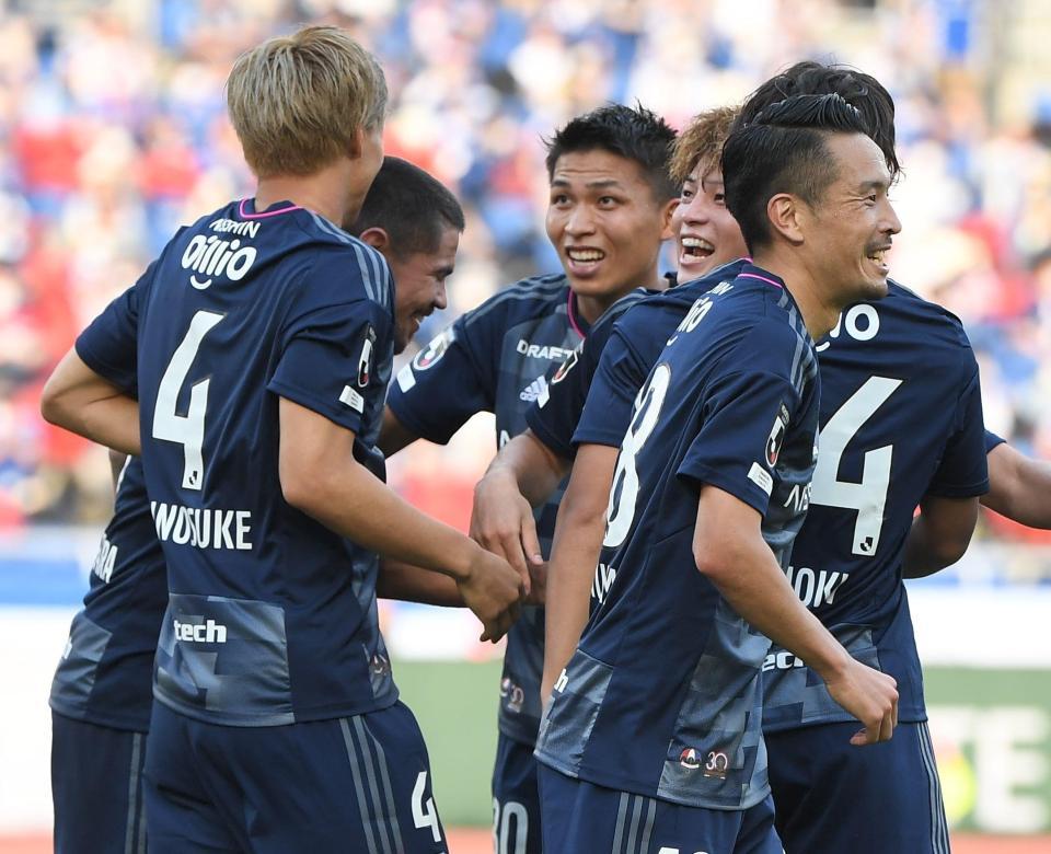 　後半、ゴールを決めイレブンと喜ぶ横浜Ｍ・レオセアラ（左から２人目）＝撮影・金田祐二