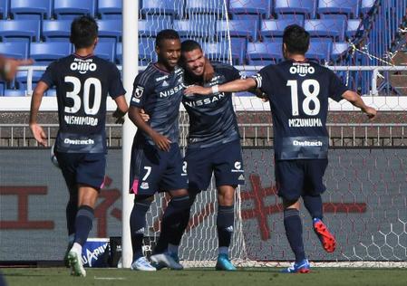 　前半、ゴールを決め喜ぶ横浜Ｍのレオセアラ（右から２人目）＝撮影・金田祐二