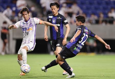 　Ｇ大阪-広島　前半、ゴールを決めるＧ大阪・坂本（右）。左は広島・佐々木＝パナスタ