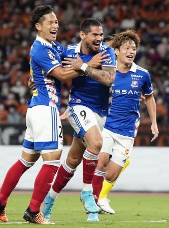 　清水-横浜Ｍ　後半、ハットトリックを達成し喜ぶ横浜Ｍ・レオセアラ（中央）＝国立競技場