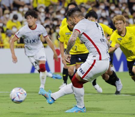 　柏-鹿島　後半、勝ち越しのＰＫを決める鹿島・エベラウド＝三協Ｆ柏