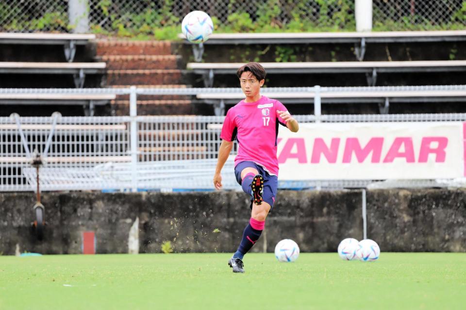 　鹿島戦に向けて調整するＣ大阪ＭＦ鈴木（セレッソ大阪提供）