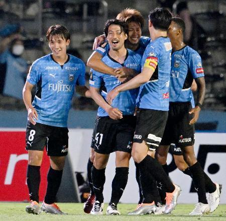 　川崎-Ｇ大阪　前半、チーム４点目のゴールを決めた家長（左から２人目）を祝福する川崎イレブン＝等々力