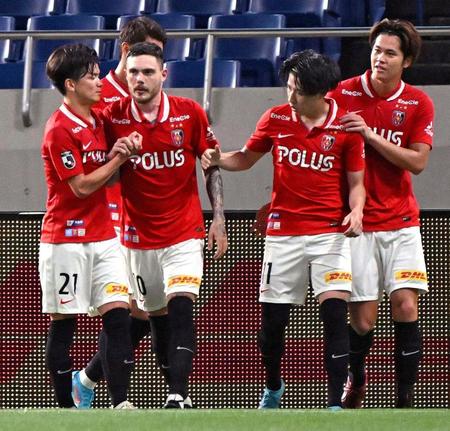 　前半、先制ゴールを決め祝福される浦和・モーベルグ（左から２人目）