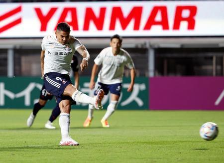 　Ｃ大阪-横浜Ｍ　後半、ＰＫを決める横浜Ｍ・レオセアラ＝ヨドコウ