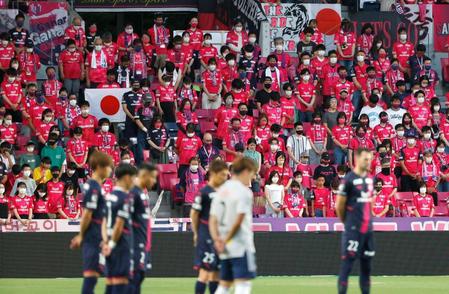 　試合前、死去した安倍元首相に黙とうをささげる観客