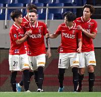 　前半、先制ゴールを決め祝福される浦和・モーベルグ（左から２人目）