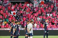 　試合前、死去した安倍元首相に黙とうをささげる観客