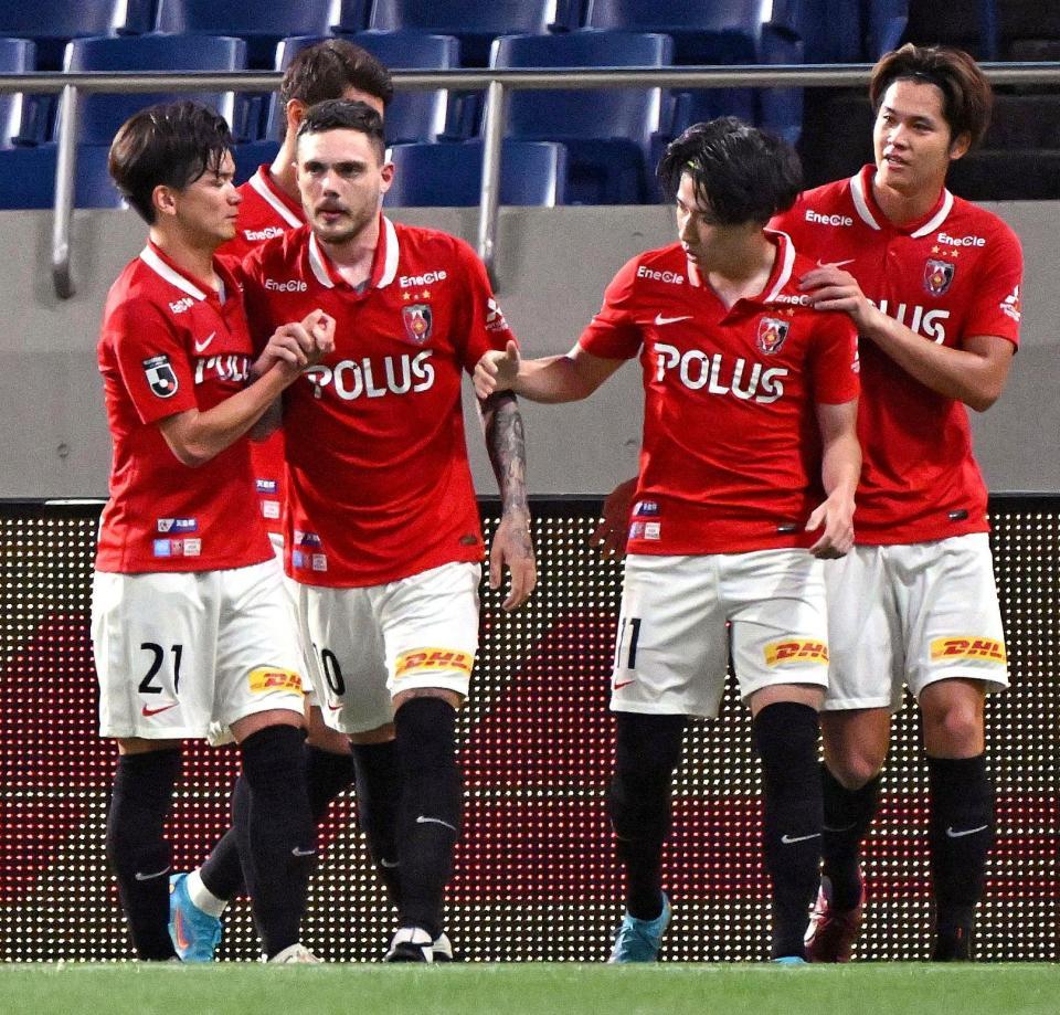 　前半、先制ゴールを決め祝福される浦和・モーベルグ（左から２人目）