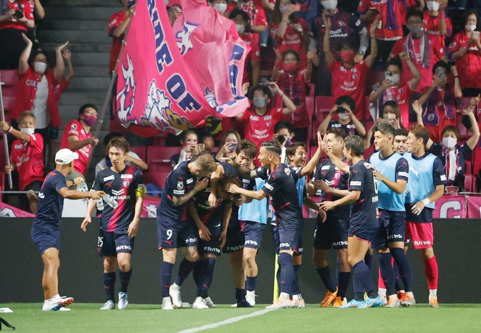 　後半、追加点を喜ぶＣ大阪イレブン