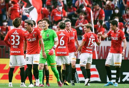 　ＦＣ東京に完勝し、喜ぶ浦和のＧＫ西川ら