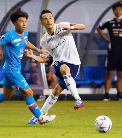 　後半、パスを出す横浜Ｍ・水沼（右）