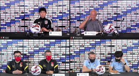 　オンラインの公式会見に臨んだ森保監督（左上）