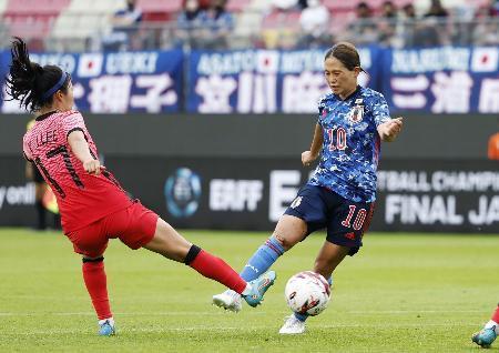 　日本-韓国　後半、チーム２点目のゴールを決める長野（右）＝カシマスタジアム
