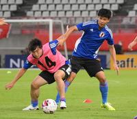 　試合前にボールの感触を確かめる日本代表・相馬勇紀（左）と山根視来（撮影・堀内翔）