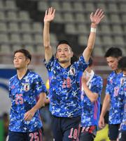 試合後、客席に手を振る水沼（撮影・堀内翔）