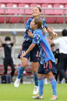 　後半、勝ち越しのゴールを決めて喜ぶ日本代表・長野風花（左）＝撮影・堀内翔