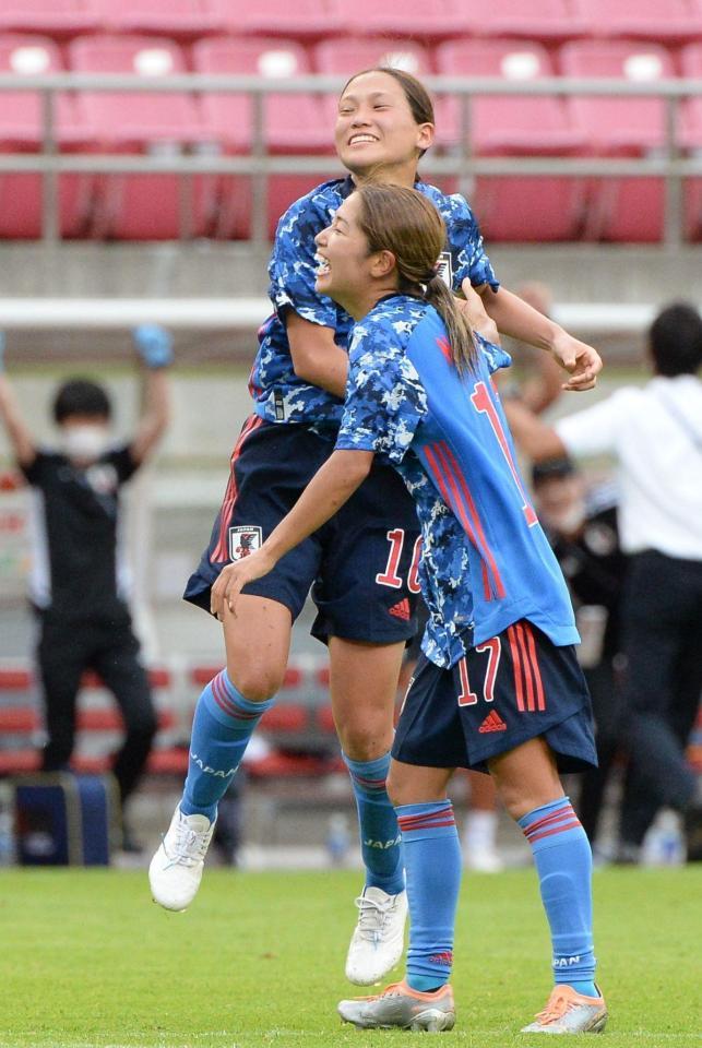 　後半、勝ち越しのゴールを決めて喜ぶ日本代表・長野風花（左）＝撮影・堀内翔