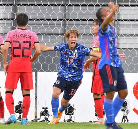 　後半、ゴールを決め喜ぶ佐々木翔（中央）＝撮影・吉澤敬太