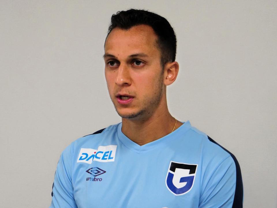 入団会見に臨んだＧ大阪ＭＦファンアラーノ（ガンバ大阪提供）