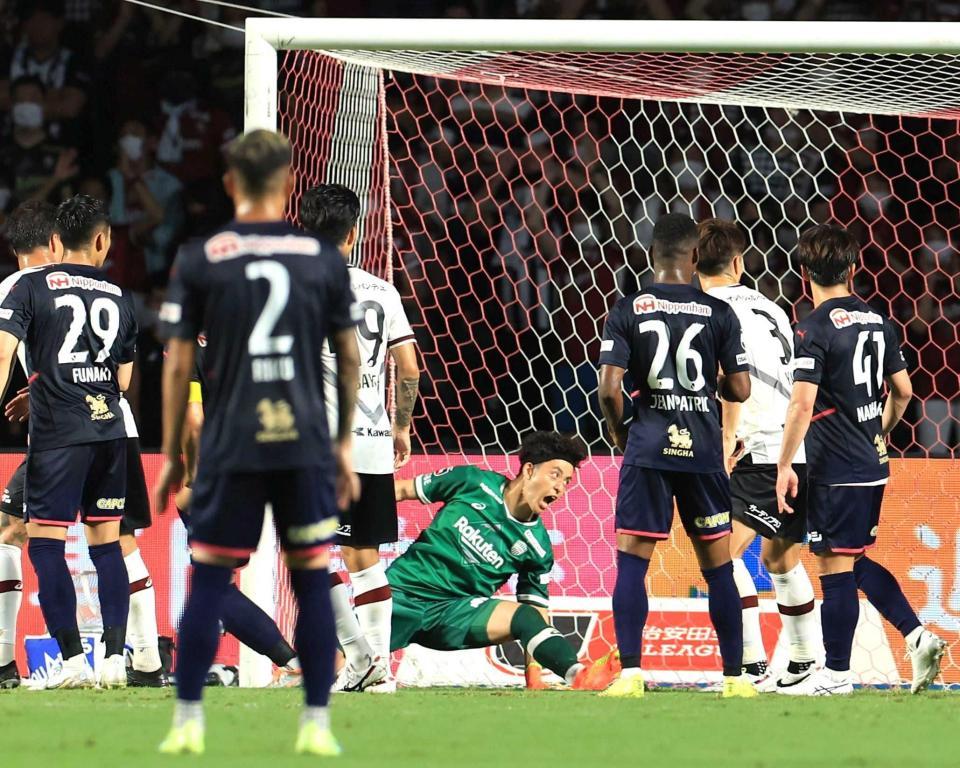 　前半、Ｃ大阪に２点目を許す神戸のＧＫ飯倉（中央）＝撮影・吉田敦史