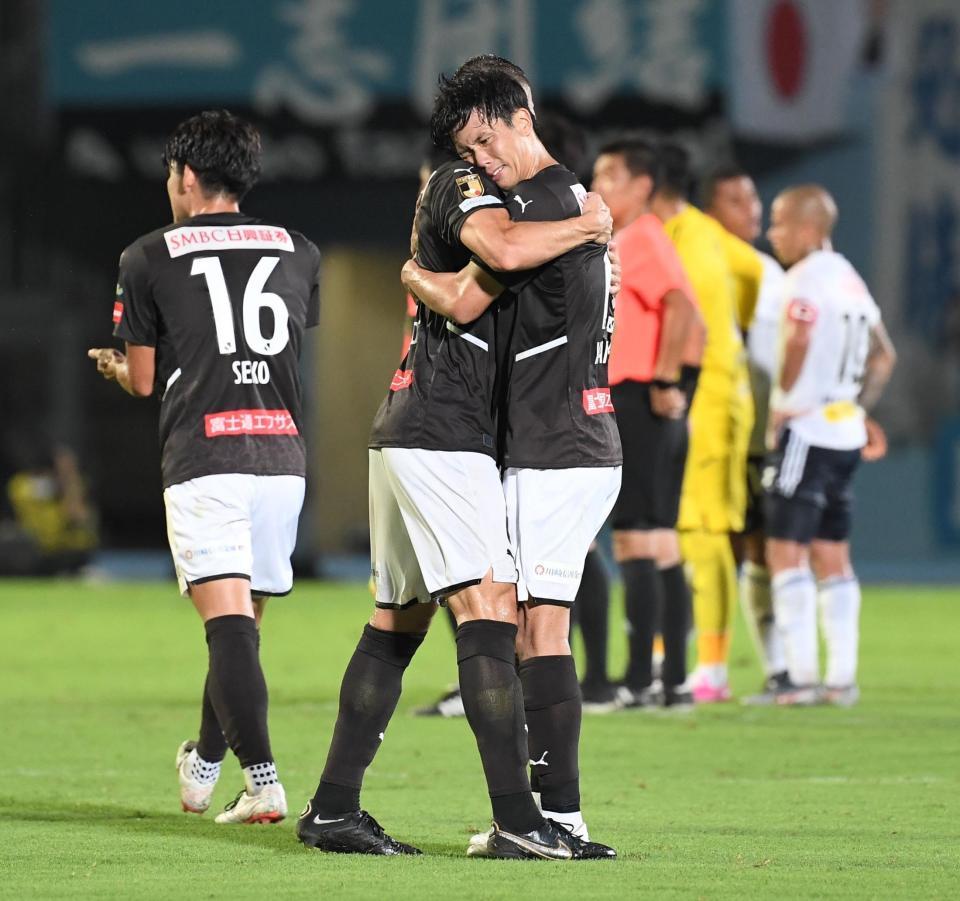 　劇的勝利に感極まる川崎・山根視来（撮影・金田祐二）