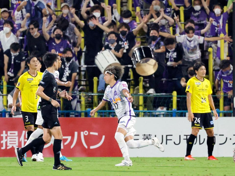 　後半、同点ゴールを決め駆け出す広島・松本（中央）