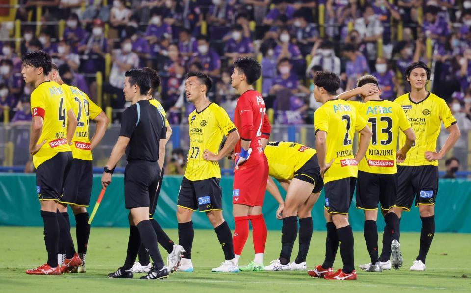 　広島に敗れ、肩を落とす柏イレブン