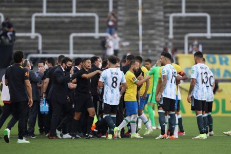 　昨年９月、開始直後に打ち切られたＷ杯南米予選のブラジル-アルゼンチン戦＝サンパウロ（ロイター＝共同）