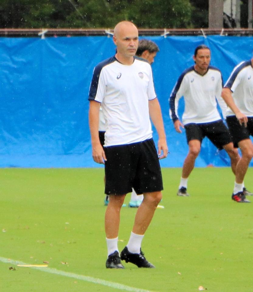 前日練習で汗を流す神戸・イニエスタ