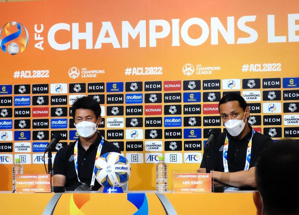 会見に臨む神戸・吉田監督（左）とＤＦ大崎＝埼玉スタジアム