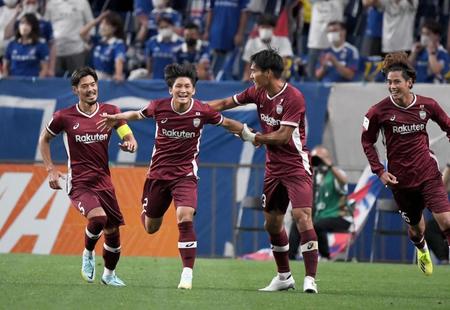 　前半、先制ゴールを決め喜ぶ神戸・飯野（左から２人目）＝撮影・金田祐二