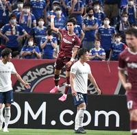 　前半、ＰＫを決め喜ぶ神戸・佐々木大樹（撮影・金田祐二）