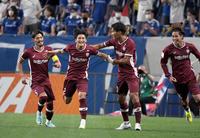 　前半、先制ゴールを決め喜ぶ神戸・飯野（左から２人目）＝撮影・金田祐二