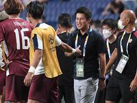 　勝利を喜ぶ神戸・吉田孝行監督（撮影・金田祐二）