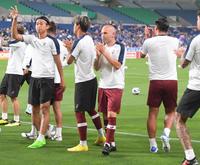 　サポーターにあいさつする神戸・イニエスタら（撮影・金田祐二）