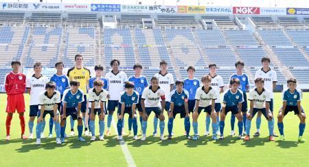 　親善試合を前に、記念撮影する磐田東高とＪ１磐田の選手たち＝ヤマハ