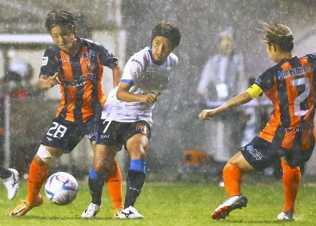 　長野-マイナビ仙台　前半、パスを出すマイナビ仙台・隅田（中央）＝長野Ｕスタジアム