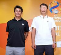 　サッカーＡＣＬ準々決勝の組み合わせ抽選を終え、写真に納まる神戸の吉田監督（左）と全北の金監督（代表撮影）