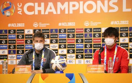 　公式会見に出席した浦和・ロドリゲス監督（左）と伊藤