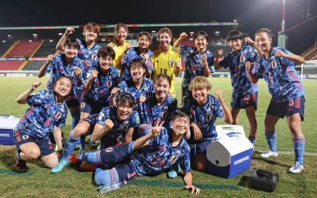 　サッカーＵ-２０女子Ｗ杯　フランスにＰＫ戦の末勝利し、準決勝進出を決め笑顔の日本の選手たち＝アラフエラ（ＦＩＦＡ提供・ゲッティ＝共同）