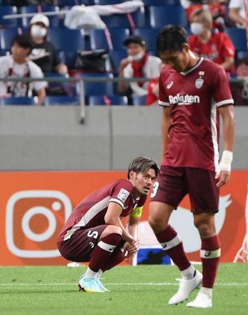 　試合後、肩を落とす神戸・山口蛍。手前右は山川哲史（撮影・堀内翔）