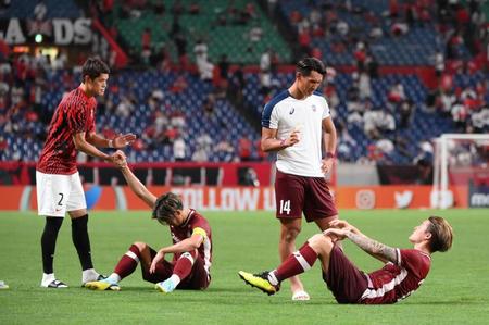 　試合後、神戸・槙野智章が酒井高徳に声をかける。左は山口蛍に声をかける浦和・酒井宏樹（撮影・堀内翔）