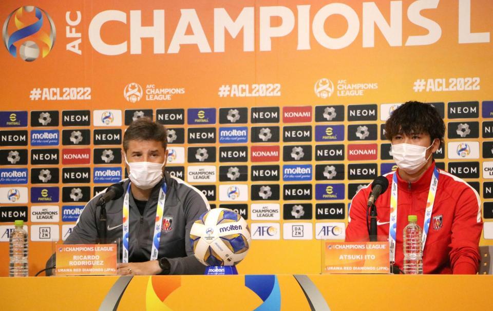 　公式会見に出席した浦和・ロドリゲス監督（左）と伊藤